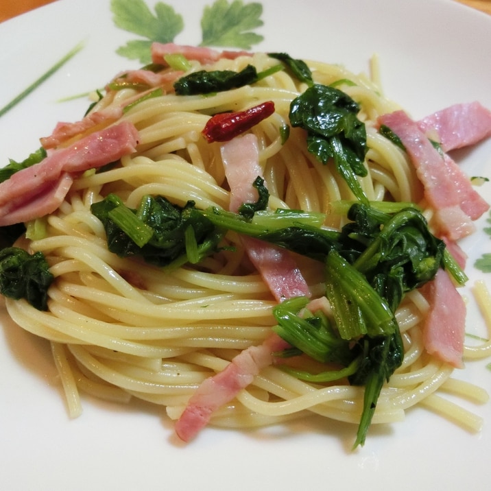 沖縄食材でほうれん草とベーコンのペペロンチーノ